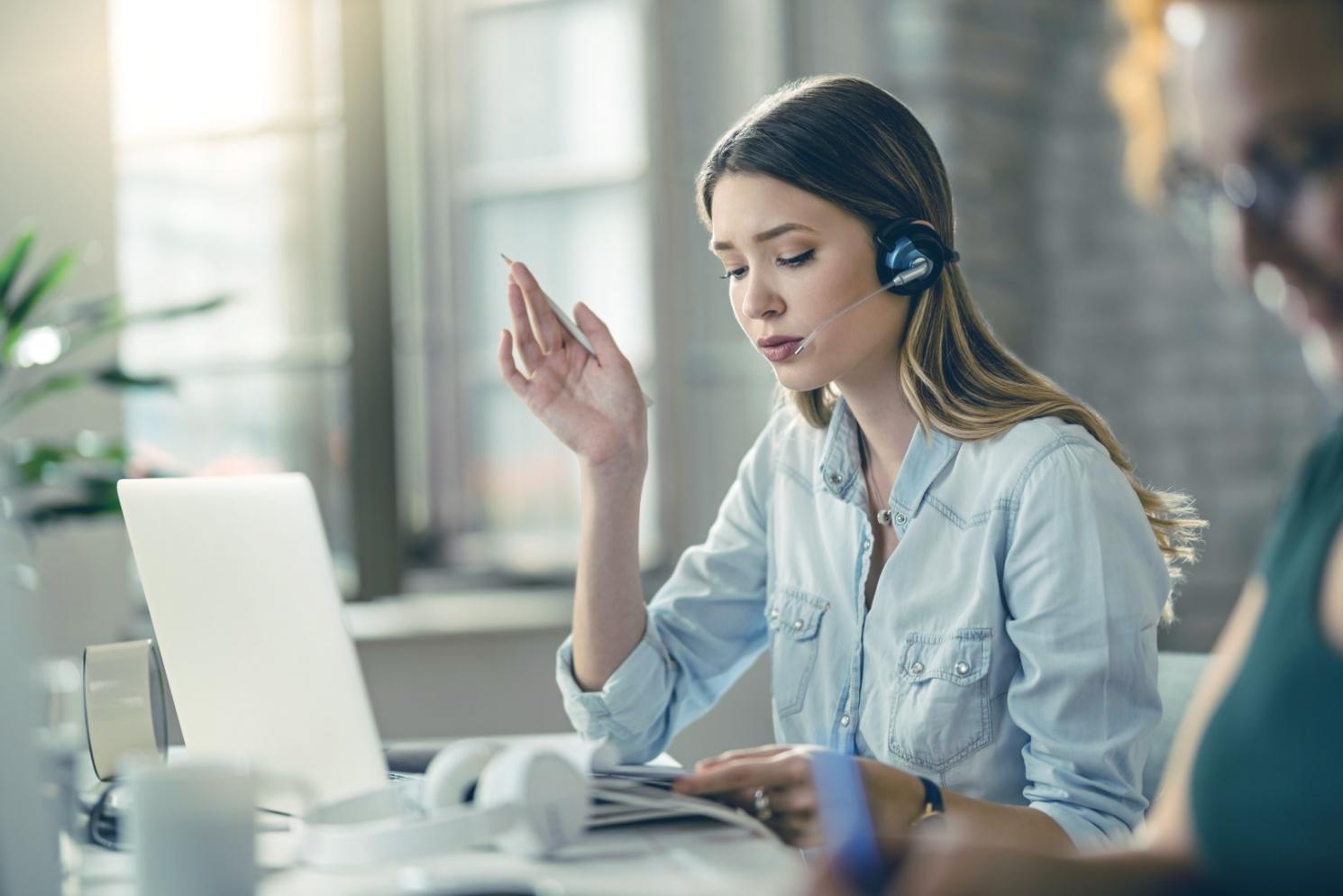Menschen in tiefem Austausch während eines Seminars