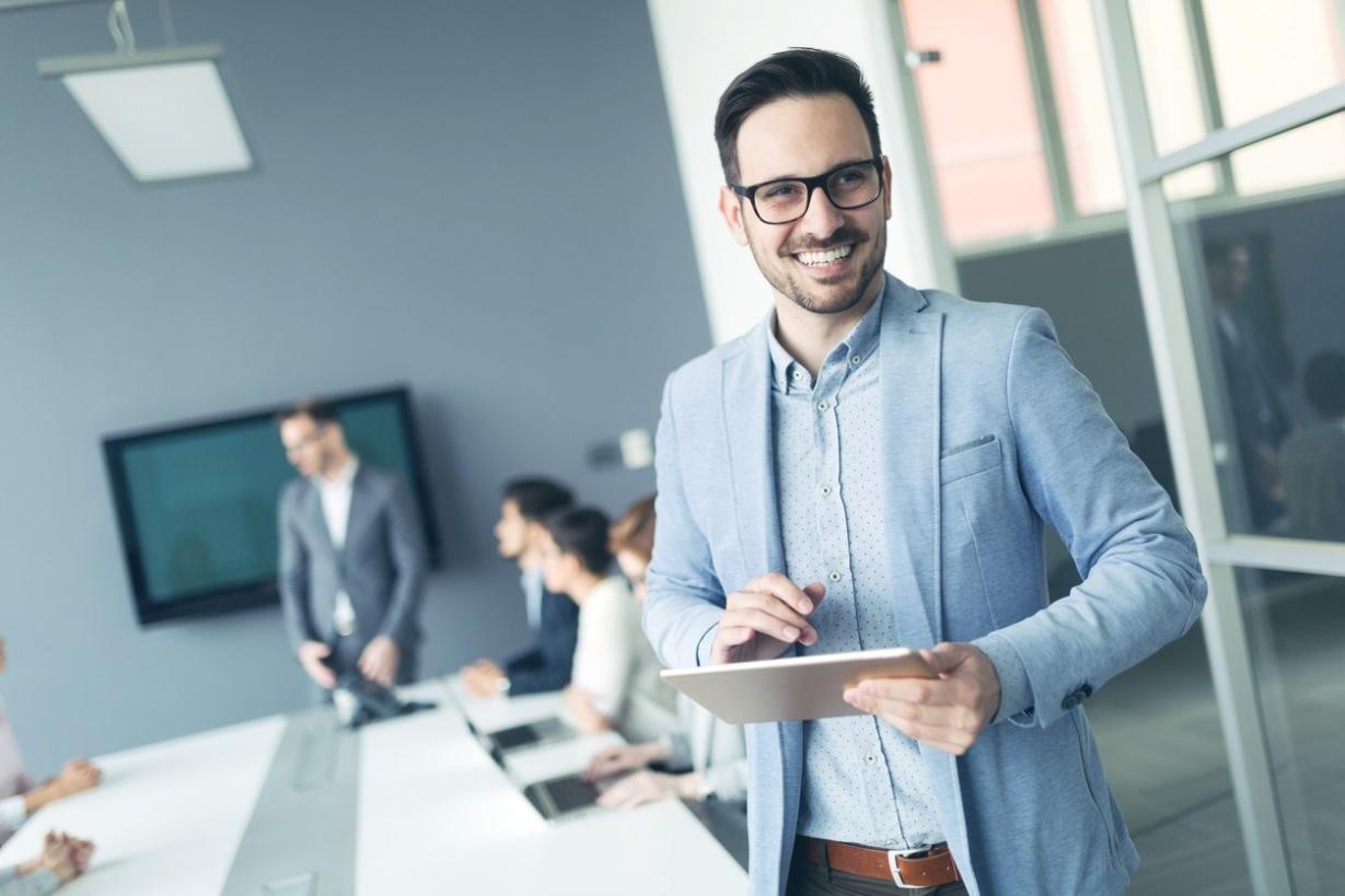 Teilnehmer arbeiten gemeinsam an praktischen Übungen